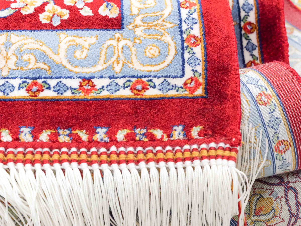 Ghom Läufer-Maschinenteppich "Roxana" 150 x 50 cm aus pflanzlicher Seide (Viskose) mit Medaillon, Rot. Teppichnummer: V74RD075H. Persian Luxury Collection by Khademi. Made in Iran / Persia – Vertrieb durch JUPITER Intl.