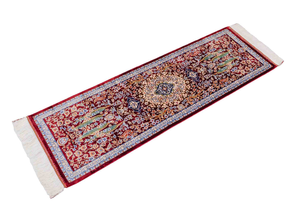 Ghom Läufer-Maschinenteppich "Roxana" 150 x 50 cm aus pflanzlicher Seide (Viskose) mit Medaillon, Rot. Teppichnummer: V74RD075H. Persian Luxury Collection by Khademi. Made in Iran / Persia – Vertrieb durch JUPITER Intl.