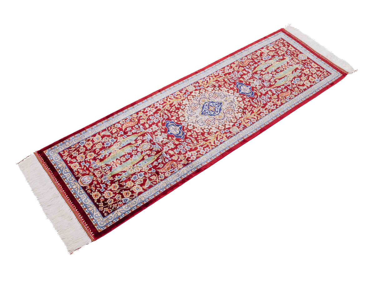 Ghom Läufer-Maschinenteppich "Roxana" 150 x 50 cm aus pflanzlicher Seide (Viskose) mit Medaillon, Rot. Teppichnummer: V74RD075H. Persian Luxury Collection by Khademi. Made in Iran / Persia – Vertrieb durch JUPITER Intl.