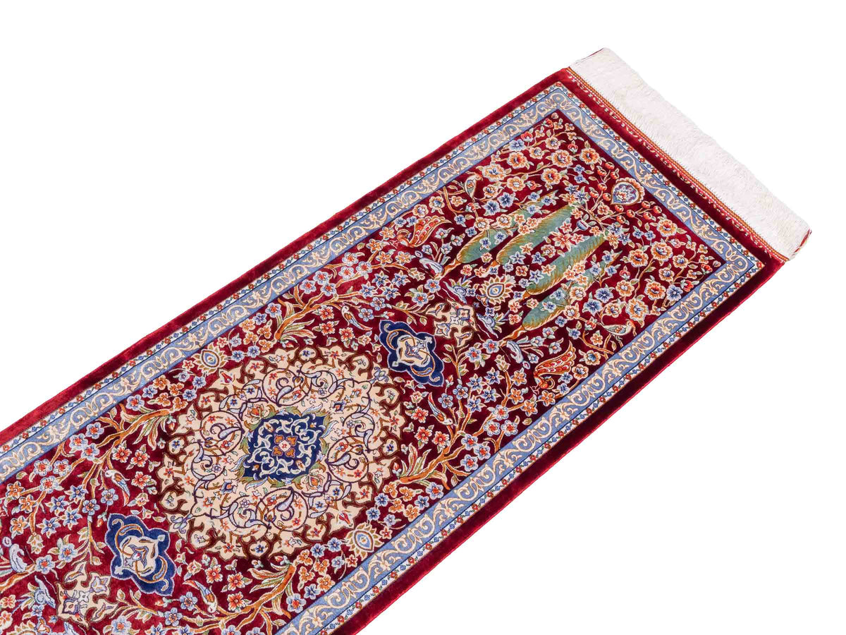 Ghom Läufer-Maschinenteppich "Roxana" 150 x 50 cm aus pflanzlicher Seide (Viskose) mit Medaillon, Rot. Teppichnummer: V74RD075H. Persian Luxury Collection by Khademi. Made in Iran / Persia – Vertrieb durch JUPITER Intl.