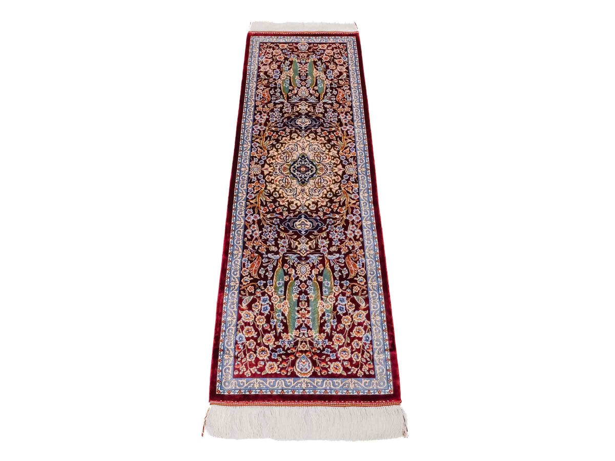 Ghom Läufer-Maschinenteppich "Roxana" 150 x 50 cm aus pflanzlicher Seide (Viskose) mit Medaillon, Rot. Teppichnummer: V74RD075H. Persian Luxury Collection by Khademi. Made in Iran / Persia – Vertrieb durch JUPITER Intl.