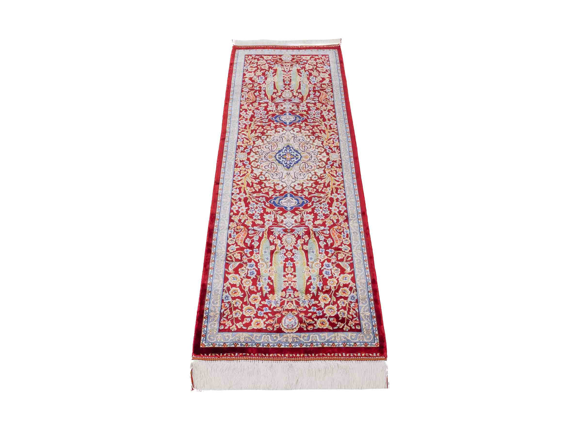 Ghom Läufer-Maschinenteppich "Roxana" 150 x 50 cm aus pflanzlicher Seide (Viskose) mit Medaillon, Rot. Teppichnummer: V74RD075H. Persian Luxury Collection by Khademi. Made in Iran / Persia – Vertrieb durch JUPITER Intl.