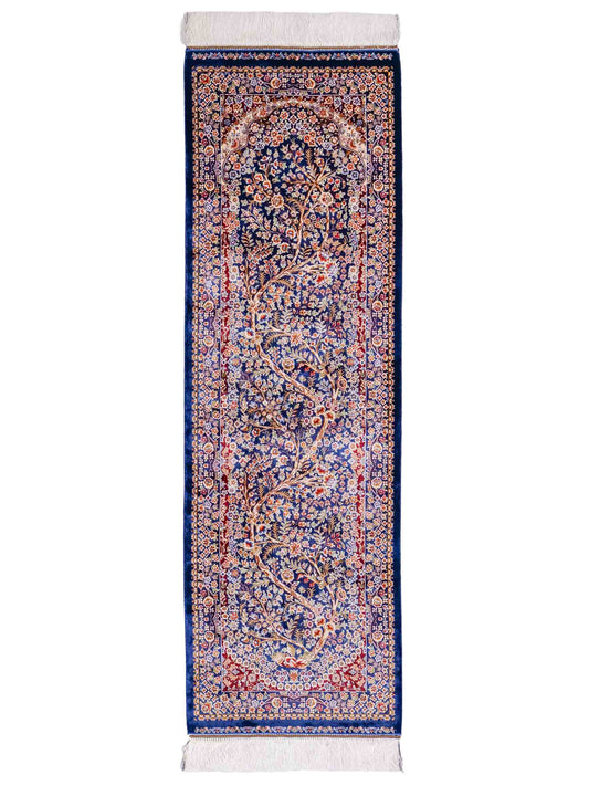 Ghom Läufer-Maschinenteppich "Sam" 150 x 50 cm aus pflanzlicher Seide (Viskose) mit Lebensbaum, Marineblau. Teppichnummer: V75NY075H. Persian Luxury Collection by Khademi. Made in Iran / Persia – Vertrieb durch JUPITER Intl.