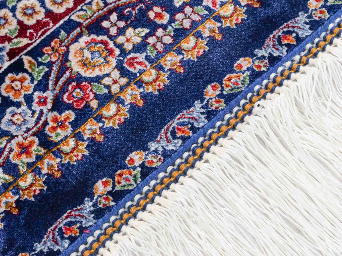 Ghom Läufer-Maschinenteppich "Sam" 150 x 50 cm aus pflanzlicher Seide (Viskose) mit Lebensbaum, Marineblau. Teppichnummer: V75NY075H. Persian Luxury Collection by Khademi. Made in Iran / Persia – Vertrieb durch JUPITER Intl.