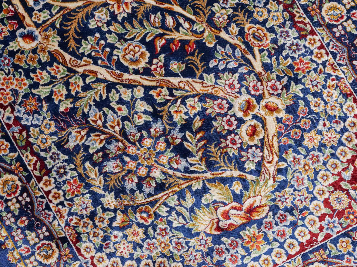 Ghom Läufer-Maschinenteppich "Sam" 150 x 50 cm aus pflanzlicher Seide (Viskose) mit Lebensbaum, Marineblau. Teppichnummer: V75NY075H. Persian Luxury Collection by Khademi. Made in Iran / Persia – Vertrieb durch JUPITER Intl.