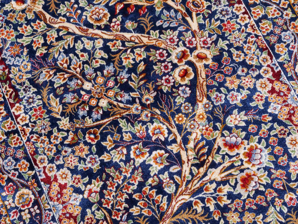 Ghom Läufer-Maschinenteppich "Sam" 150 x 50 cm aus pflanzlicher Seide (Viskose) mit Lebensbaum, Marineblau. Teppichnummer: V75NY075H. Persian Luxury Collection by Khademi. Made in Iran / Persia – Vertrieb durch JUPITER Intl.