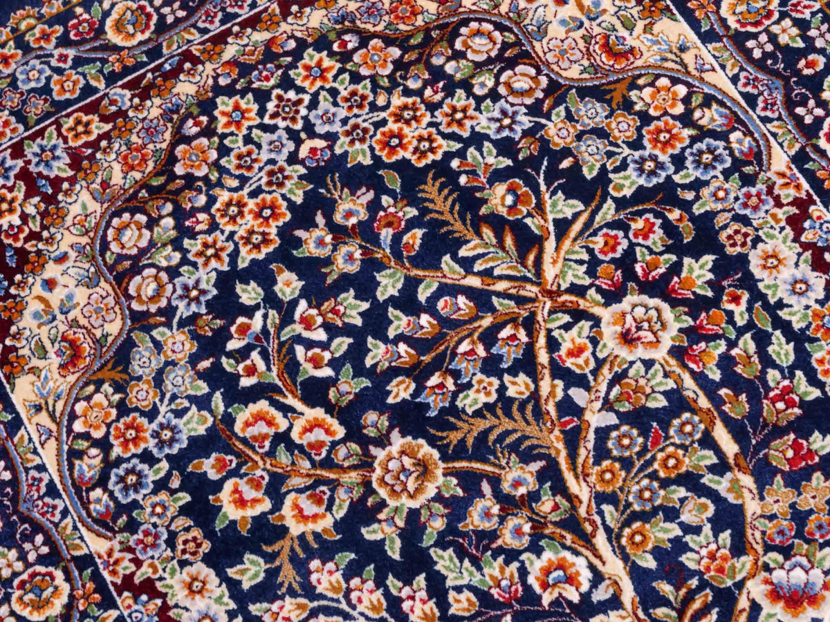 Ghom Läufer-Maschinenteppich "Sam" 150 x 50 cm aus pflanzlicher Seide (Viskose) mit Lebensbaum, Marineblau. Teppichnummer: V75NY075H. Persian Luxury Collection by Khademi. Made in Iran / Persia – Vertrieb durch JUPITER Intl.