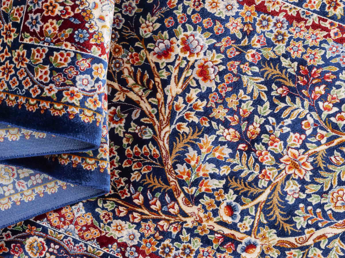 Ghom Läufer-Maschinenteppich "Sam" 150 x 50 cm aus pflanzlicher Seide (Viskose) mit Lebensbaum, Marineblau. Teppichnummer: V75NY075H. Persian Luxury Collection by Khademi. Made in Iran / Persia – Vertrieb durch JUPITER Intl.