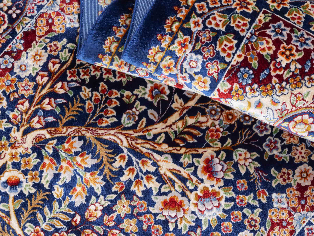 Ghom Läufer-Maschinenteppich "Sam" 150 x 50 cm aus pflanzlicher Seide (Viskose) mit Lebensbaum, Marineblau. Teppichnummer: V75NY075H. Persian Luxury Collection by Khademi. Made in Iran / Persia – Vertrieb durch JUPITER Intl.