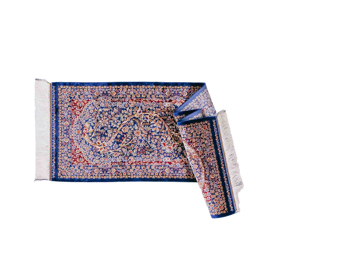 Ghom Läufer-Maschinenteppich "Sam" 150 x 50 cm aus pflanzlicher Seide (Viskose) mit Lebensbaum, Marineblau. Teppichnummer: V75NY075H. Persian Luxury Collection by Khademi. Made in Iran / Persia – Vertrieb durch JUPITER Intl.