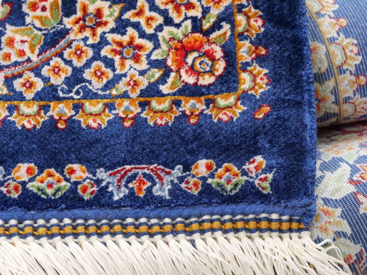Ghom Läufer-Maschinenteppich "Sam" 150 x 50 cm aus pflanzlicher Seide (Viskose) mit Lebensbaum, Marineblau. Teppichnummer: V75NY075H. Persian Luxury Collection by Khademi. Made in Iran / Persia – Vertrieb durch JUPITER Intl.