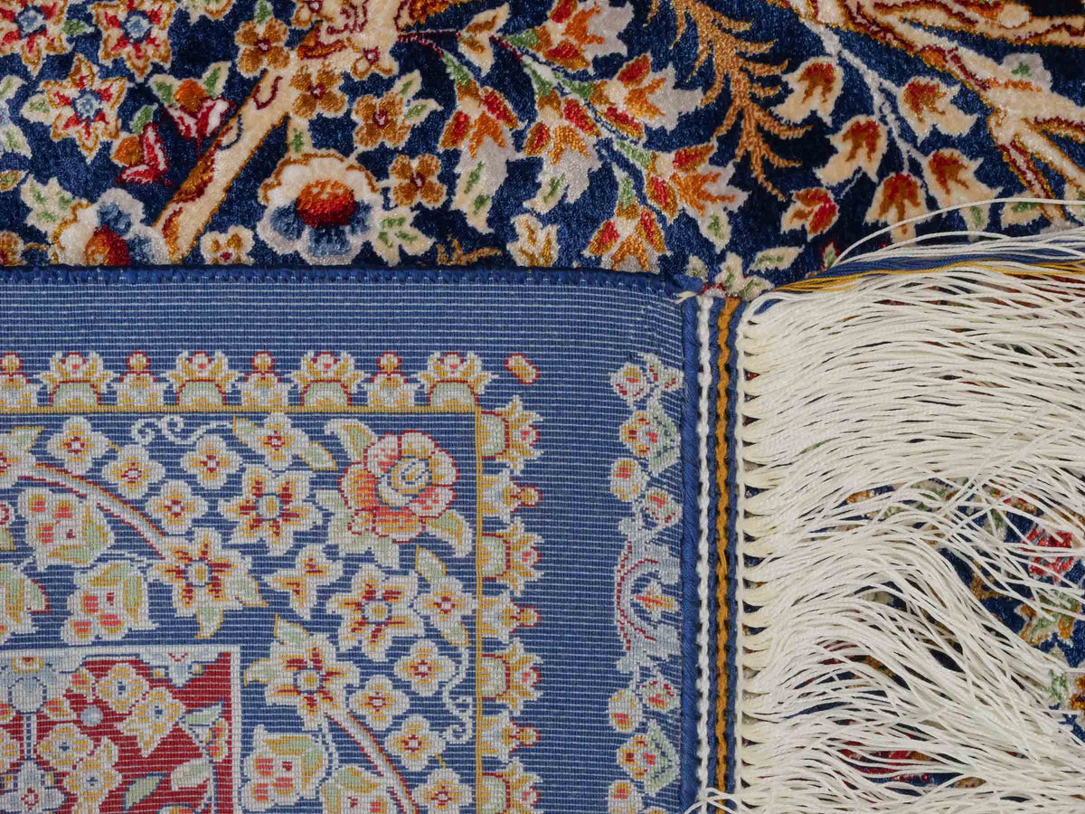 Ghom Läufer-Maschinenteppich "Sam" 150 x 50 cm aus pflanzlicher Seide (Viskose) mit Lebensbaum, Marineblau. Teppichnummer: V75NY075H. Persian Luxury Collection by Khademi. Made in Iran / Persia – Vertrieb durch JUPITER Intl.