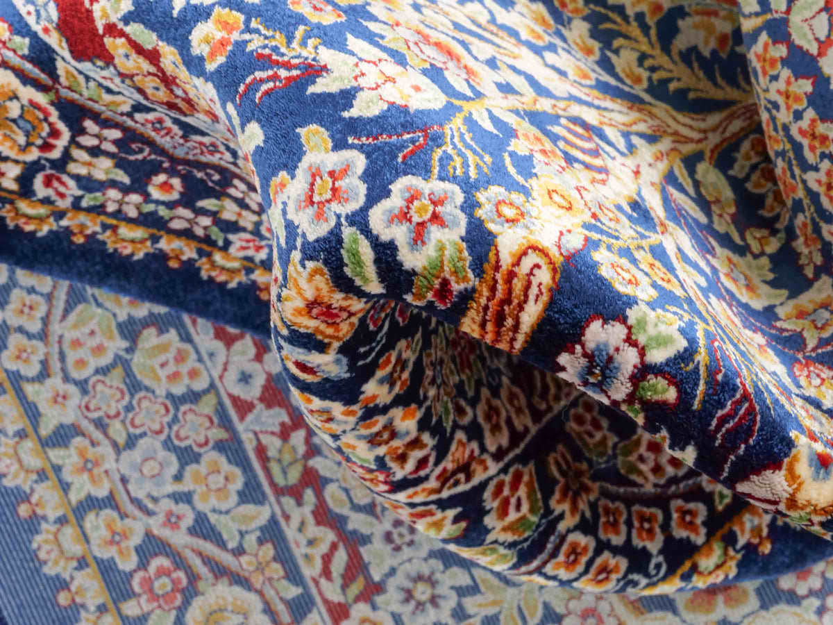 Ghom Läufer-Maschinenteppich "Sam" 150 x 50 cm aus pflanzlicher Seide (Viskose) mit Lebensbaum, Marineblau. Teppichnummer: V75NY075H. Persian Luxury Collection by Khademi. Made in Iran / Persia – Vertrieb durch JUPITER Intl.