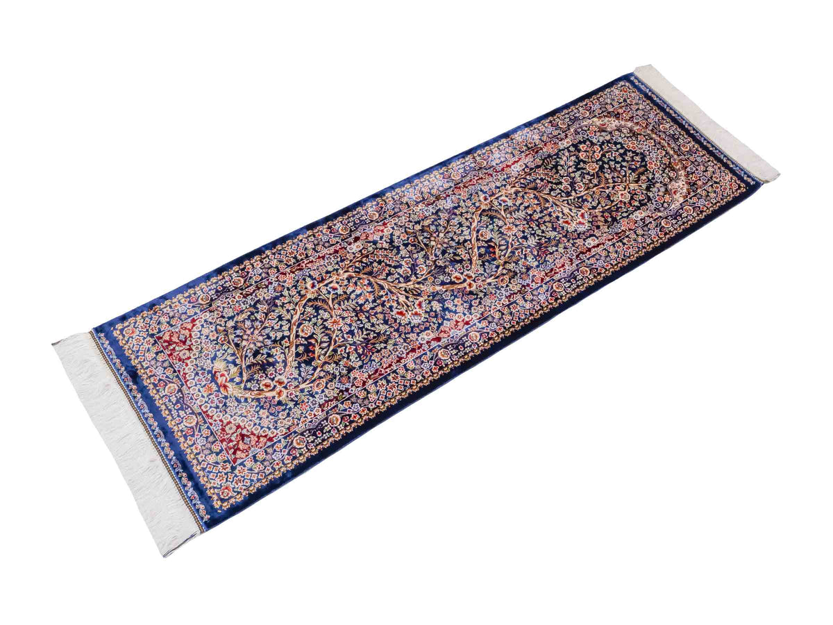 Ghom Läufer-Maschinenteppich "Sam" 150 x 50 cm aus pflanzlicher Seide (Viskose) mit Lebensbaum, Marineblau. Teppichnummer: V75NY075H. Persian Luxury Collection by Khademi. Made in Iran / Persia – Vertrieb durch JUPITER Intl.