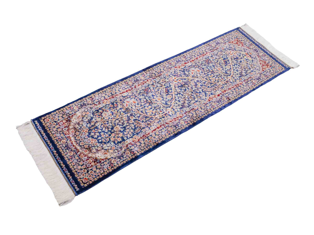 Ghom Läufer-Maschinenteppich "Sam" 150 x 50 cm aus pflanzlicher Seide (Viskose) mit Lebensbaum, Marineblau. Teppichnummer: V75NY075H. Persian Luxury Collection by Khademi. Made in Iran / Persia – Vertrieb durch JUPITER Intl.