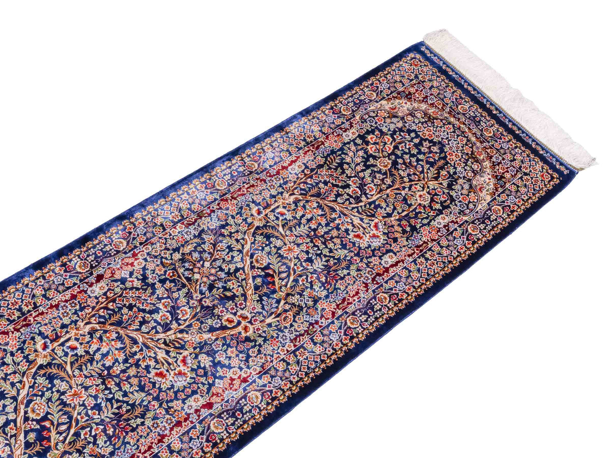Ghom Läufer-Maschinenteppich "Sam" 150 x 50 cm aus pflanzlicher Seide (Viskose) mit Lebensbaum, Marineblau. Teppichnummer: V75NY075H. Persian Luxury Collection by Khademi. Made in Iran / Persia – Vertrieb durch JUPITER Intl.