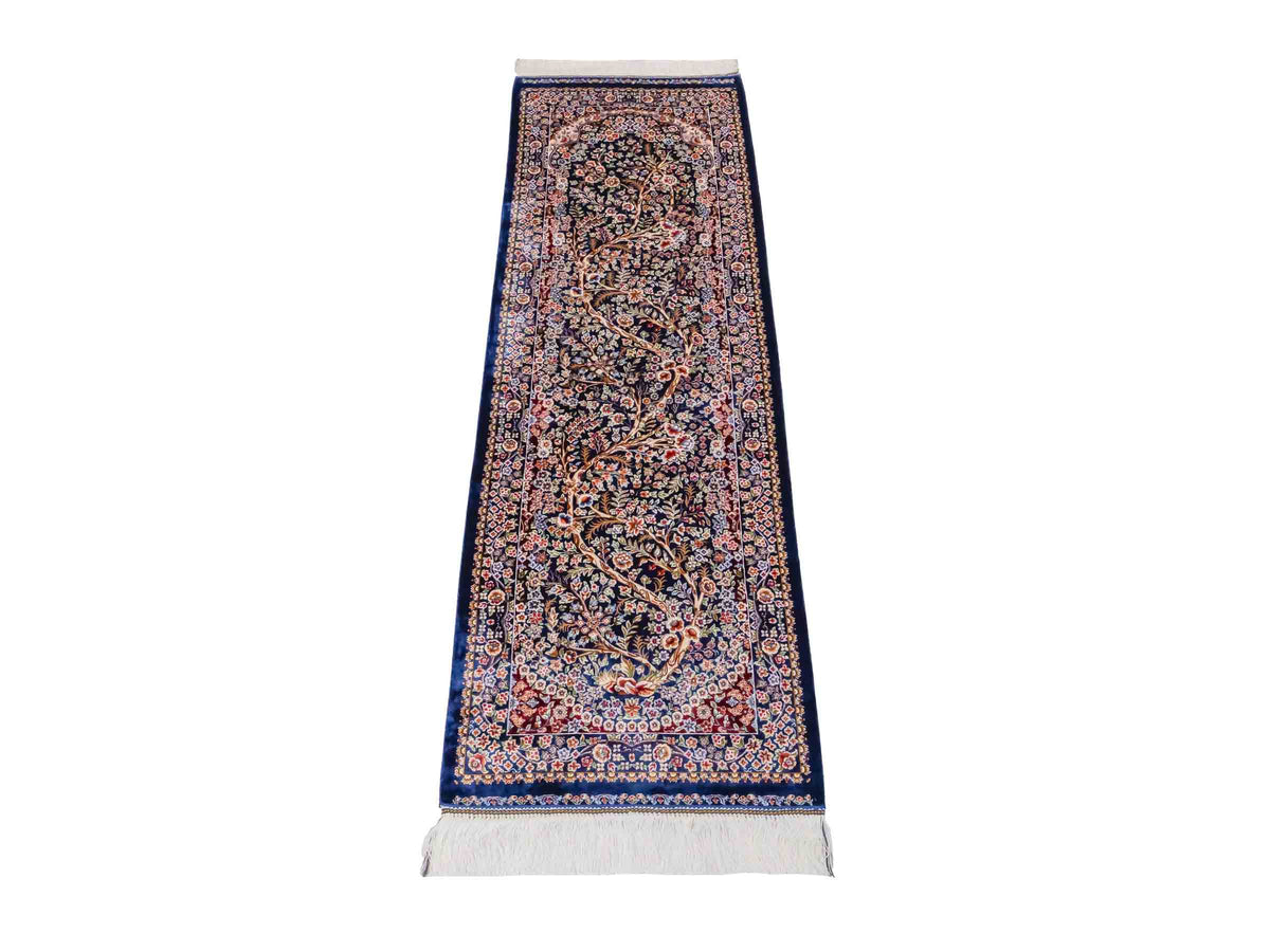 Ghom Läufer-Maschinenteppich "Sam" 150 x 50 cm aus pflanzlicher Seide (Viskose) mit Lebensbaum, Marineblau. Teppichnummer: V75NY075H. Persian Luxury Collection by Khademi. Made in Iran / Persia – Vertrieb durch JUPITER Intl.