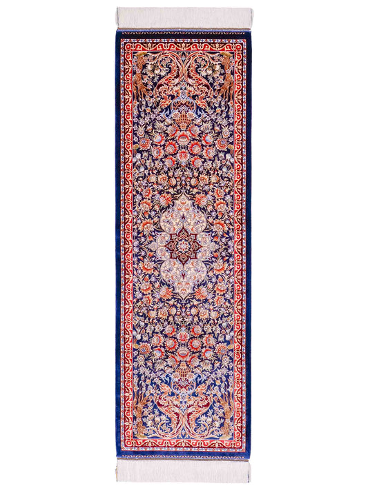 Ghom Läufer-Maschinenteppich "Shahmaran" 150 x 50 cm aus pflanzlicher Seide (Viskose) mit Medaillon, Marineblau. Teppichnummer: V83NY075H. Persian Luxury Collection by Khademi. Made in Iran / Persia – Vertrieb durch JUPITER Intl.