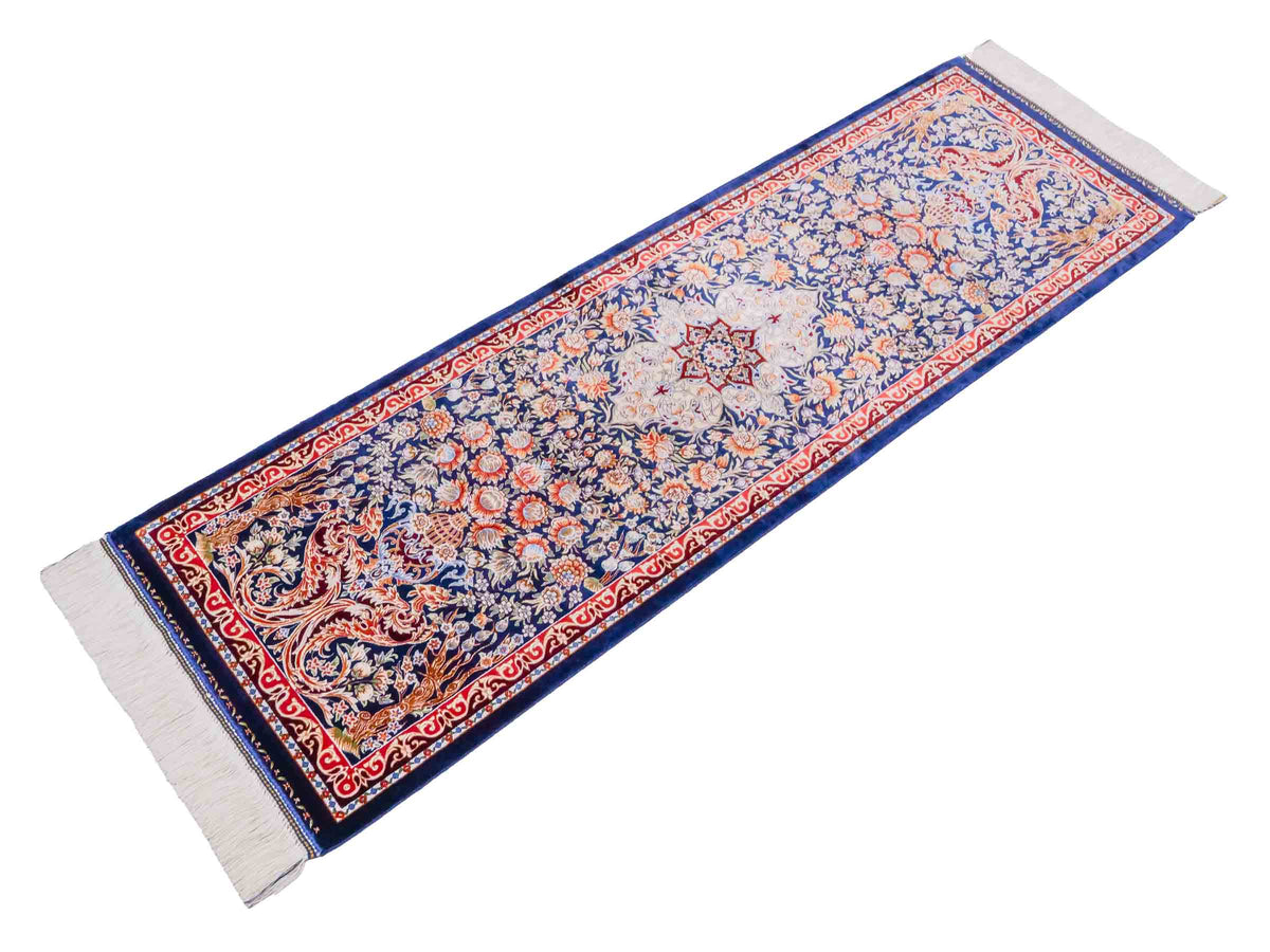 Ghom Läufer-Maschinenteppich "Shahmaran" 150 x 50 cm aus pflanzlicher Seide (Viskose) mit Medaillon, Marineblau. Teppichnummer: V83NY075H. Persian Luxury Collection by Khademi. Made in Iran / Persia – Vertrieb durch JUPITER Intl.