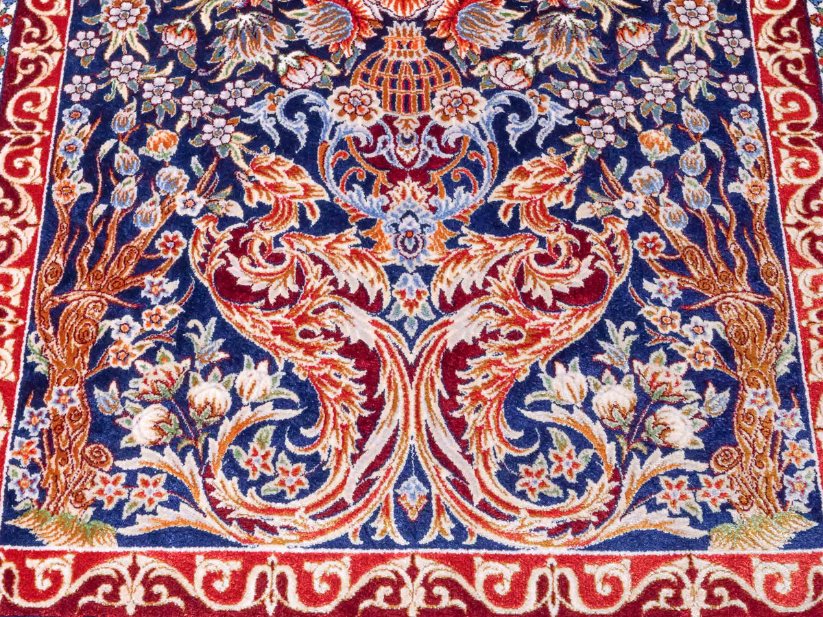 Ghom Läufer-Maschinenteppich "Shahmaran" 150 x 50 cm aus pflanzlicher Seide (Viskose) mit Medaillon, Marineblau. Teppichnummer: V83NY075H. Persian Luxury Collection by Khademi. Made in Iran / Persia – Vertrieb durch JUPITER Intl.