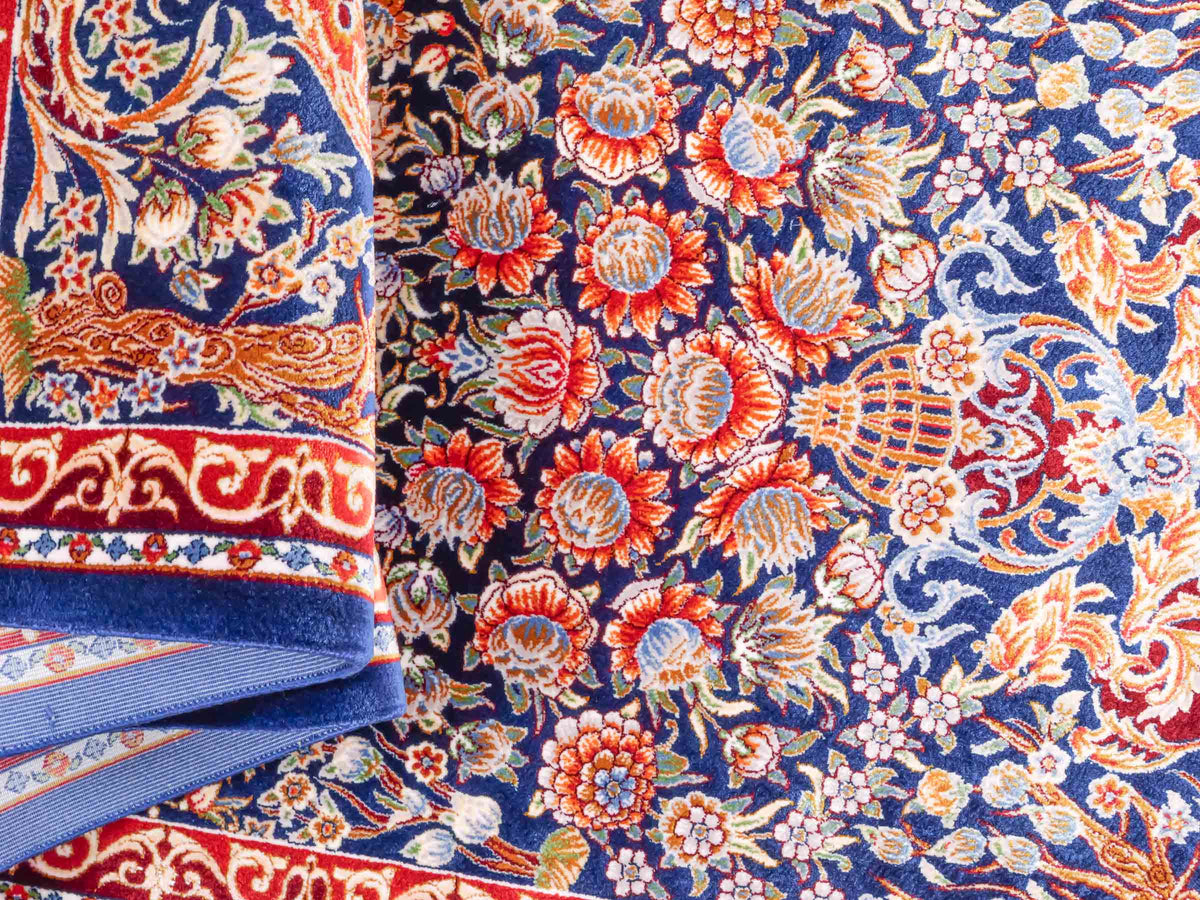Ghom Läufer-Maschinenteppich "Shahmaran" 150 x 50 cm aus pflanzlicher Seide (Viskose) mit Medaillon, Marineblau. Teppichnummer: V83NY075H. Persian Luxury Collection by Khademi. Made in Iran / Persia – Vertrieb durch JUPITER Intl.