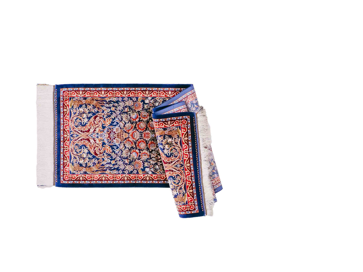 Ghom Läufer-Maschinenteppich "Shahmaran" 150 x 50 cm aus pflanzlicher Seide (Viskose) mit Medaillon, Marineblau. Teppichnummer: V83NY075H. Persian Luxury Collection by Khademi. Made in Iran / Persia – Vertrieb durch JUPITER Intl.