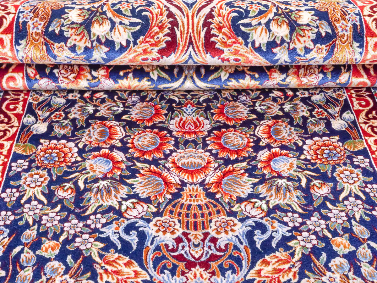 Ghom Läufer-Maschinenteppich "Shahmaran" 150 x 50 cm aus pflanzlicher Seide (Viskose) mit Medaillon, Marineblau. Teppichnummer: V83NY075H. Persian Luxury Collection by Khademi. Made in Iran / Persia – Vertrieb durch JUPITER Intl.