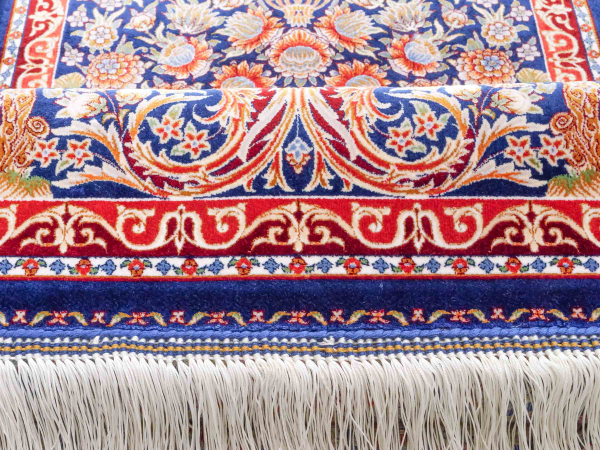 Ghom Läufer-Maschinenteppich "Shahmaran" 150 x 50 cm aus pflanzlicher Seide (Viskose) mit Medaillon, Marineblau. Teppichnummer: V83NY075H. Persian Luxury Collection by Khademi. Made in Iran / Persia – Vertrieb durch JUPITER Intl.