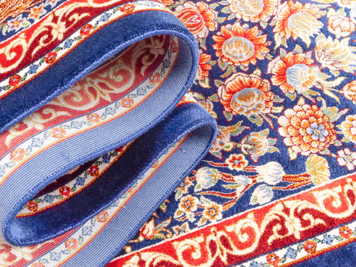 Ghom Läufer-Maschinenteppich "Shahmaran" 150 x 50 cm aus pflanzlicher Seide (Viskose) mit Medaillon, Marineblau. Teppichnummer: V83NY075H. Persian Luxury Collection by Khademi. Made in Iran / Persia – Vertrieb durch JUPITER Intl.