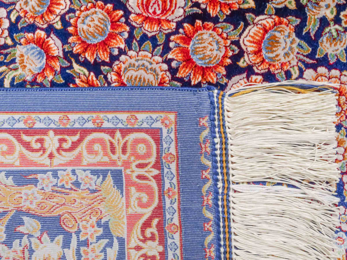 Ghom Läufer-Maschinenteppich "Shahmaran" 150 x 50 cm aus pflanzlicher Seide (Viskose) mit Medaillon, Marineblau. Teppichnummer: V83NY075H. Persian Luxury Collection by Khademi. Made in Iran / Persia – Vertrieb durch JUPITER Intl.
