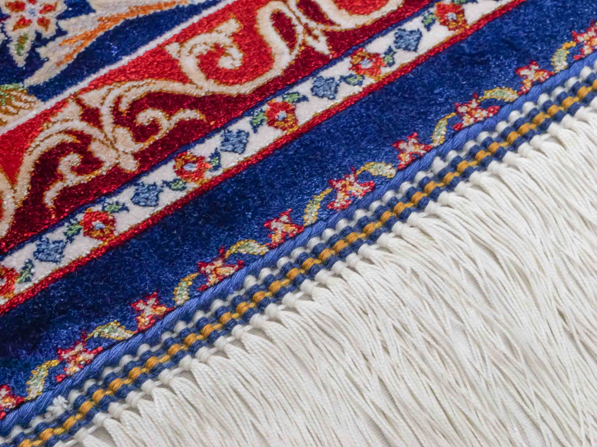Ghom Läufer-Maschinenteppich "Shahmaran" 150 x 50 cm aus pflanzlicher Seide (Viskose) mit Medaillon, Marineblau. Teppichnummer: V83NY075H. Persian Luxury Collection by Khademi. Made in Iran / Persia – Vertrieb durch JUPITER Intl.
