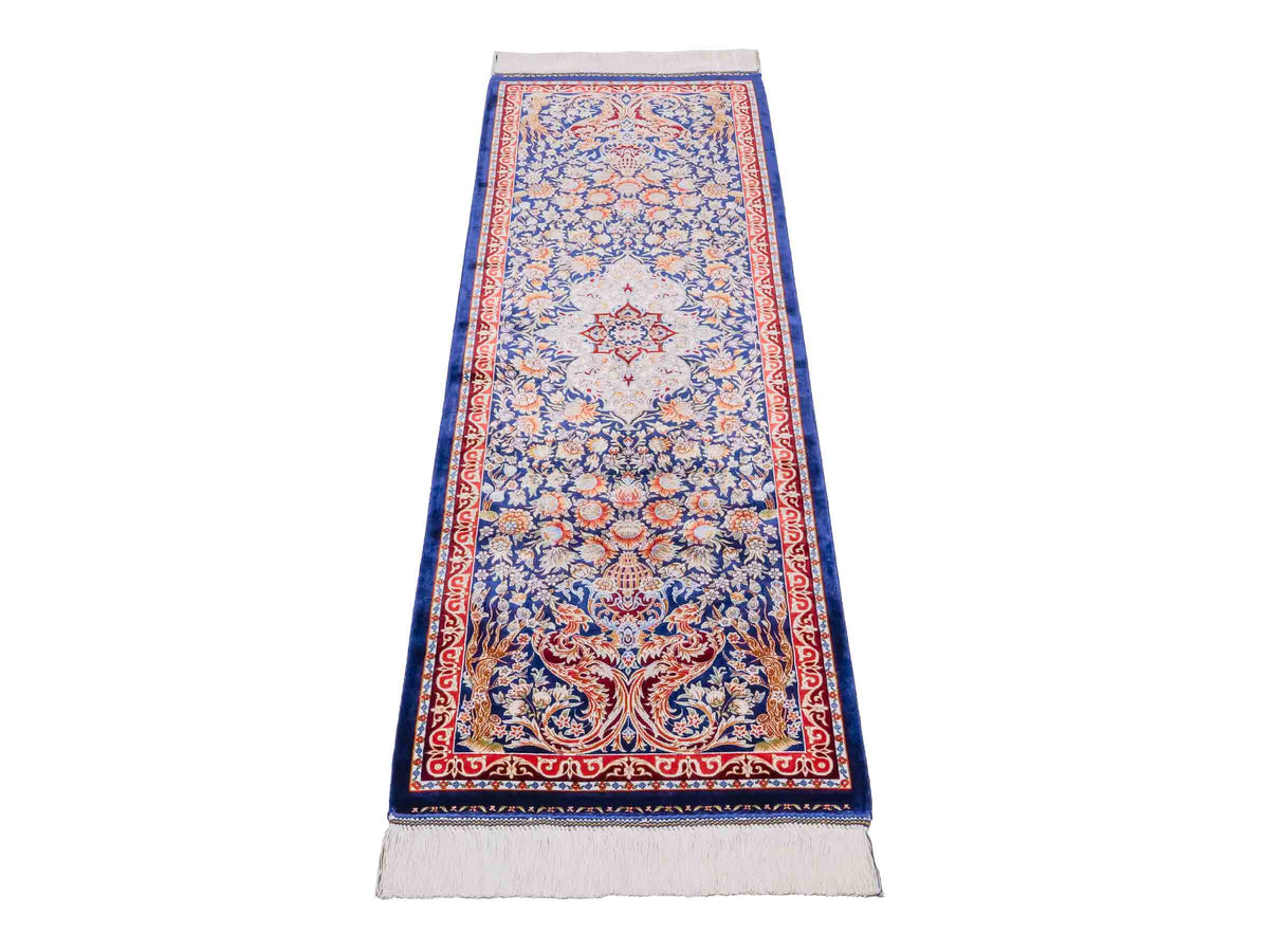 Ghom Läufer-Maschinenteppich "Shahmaran" 150 x 50 cm aus pflanzlicher Seide (Viskose) mit Medaillon, Marineblau. Teppichnummer: V83NY075H. Persian Luxury Collection by Khademi. Made in Iran / Persia – Vertrieb durch JUPITER Intl.