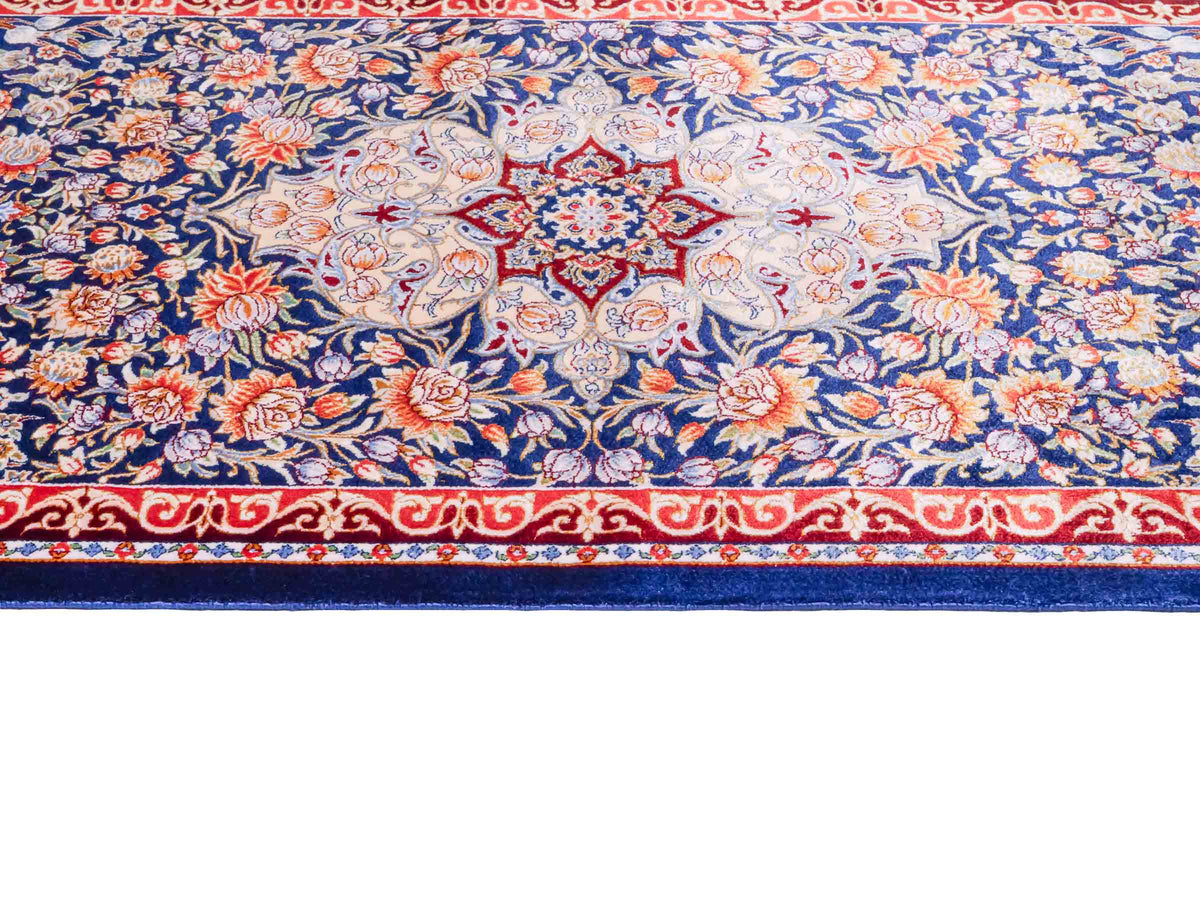 Ghom Läufer-Maschinenteppich "Shahmaran" 150 x 50 cm aus pflanzlicher Seide (Viskose) mit Medaillon, Marineblau. Teppichnummer: V83NY075H. Persian Luxury Collection by Khademi. Made in Iran / Persia – Vertrieb durch JUPITER Intl.