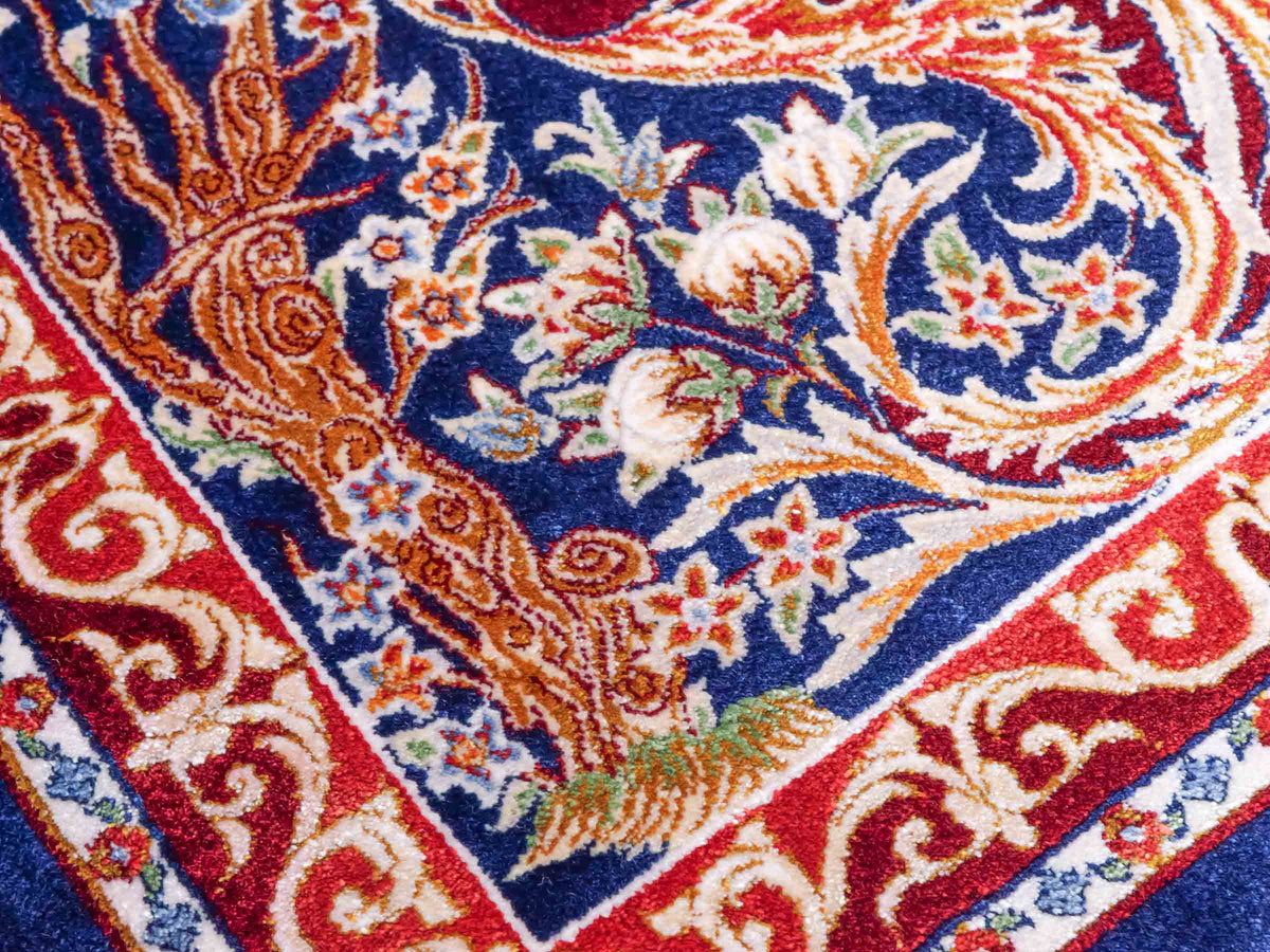 Ghom Läufer-Maschinenteppich "Shahmaran" 150 x 50 cm aus pflanzlicher Seide (Viskose) mit Medaillon, Marineblau. Teppichnummer: V83NY075H. Persian Luxury Collection by Khademi. Made in Iran / Persia – Vertrieb durch JUPITER Intl.