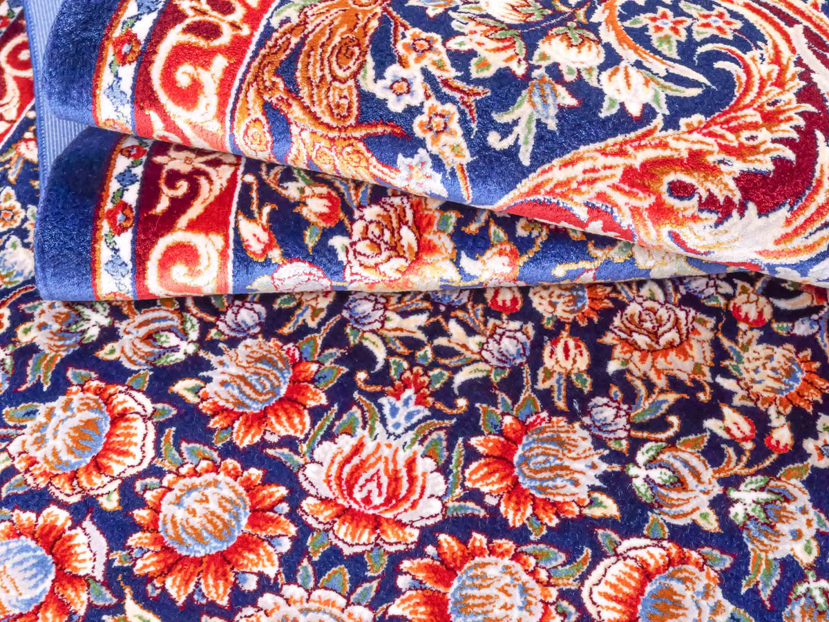 Ghom Läufer-Maschinenteppich "Shahmaran" 150 x 50 cm aus pflanzlicher Seide (Viskose) mit Medaillon, Marineblau. Teppichnummer: V83NY075H. Persian Luxury Collection by Khademi. Made in Iran / Persia – Vertrieb durch JUPITER Intl.