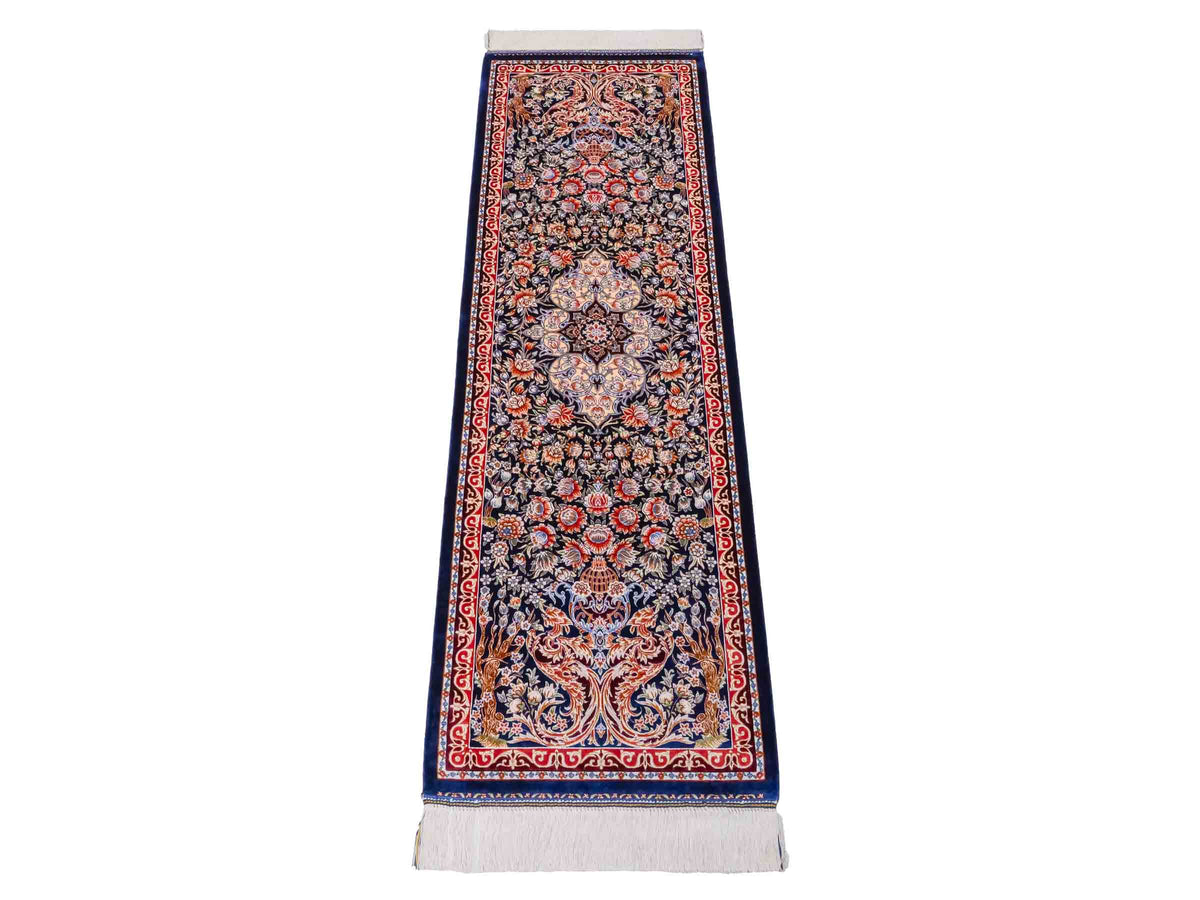 Ghom Läufer-Maschinenteppich "Shahmaran" 150 x 50 cm aus pflanzlicher Seide (Viskose) mit Medaillon, Marineblau. Teppichnummer: V83NY075H. Persian Luxury Collection by Khademi. Made in Iran / Persia – Vertrieb durch JUPITER Intl.