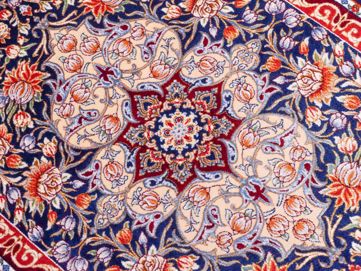 Ghom Läufer-Maschinenteppich "Shahmaran" 150 x 50 cm aus pflanzlicher Seide (Viskose) mit Medaillon, Marineblau. Teppichnummer: V83NY075H. Persian Luxury Collection by Khademi. Made in Iran / Persia – Vertrieb durch JUPITER Intl.