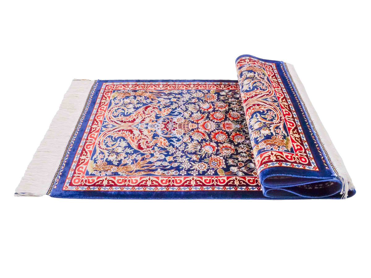 Ghom Läufer-Maschinenteppich "Shahmaran" 150 x 50 cm aus pflanzlicher Seide (Viskose) mit Medaillon, Marineblau. Teppichnummer: V83NY075H. Persian Luxury Collection by Khademi. Made in Iran / Persia – Vertrieb durch JUPITER Intl.