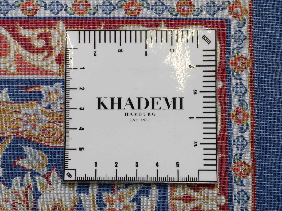 Ghom Läufer-Maschinenteppich "Shahmaran" 150 x 50 cm aus pflanzlicher Seide (Viskose) mit Medaillon, Marineblau. Teppichnummer: V83NY075H. Persian Luxury Collection by Khademi. Made in Iran / Persia – Vertrieb durch JUPITER Intl.