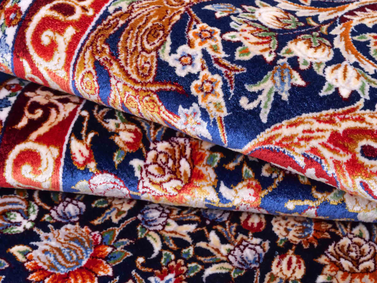 Ghom Läufer-Maschinenteppich "Shahmaran" 150 x 50 cm aus pflanzlicher Seide (Viskose) mit Medaillon, Marineblau. Teppichnummer: V83NY075H. Persian Luxury Collection by Khademi. Made in Iran / Persia – Vertrieb durch JUPITER Intl.