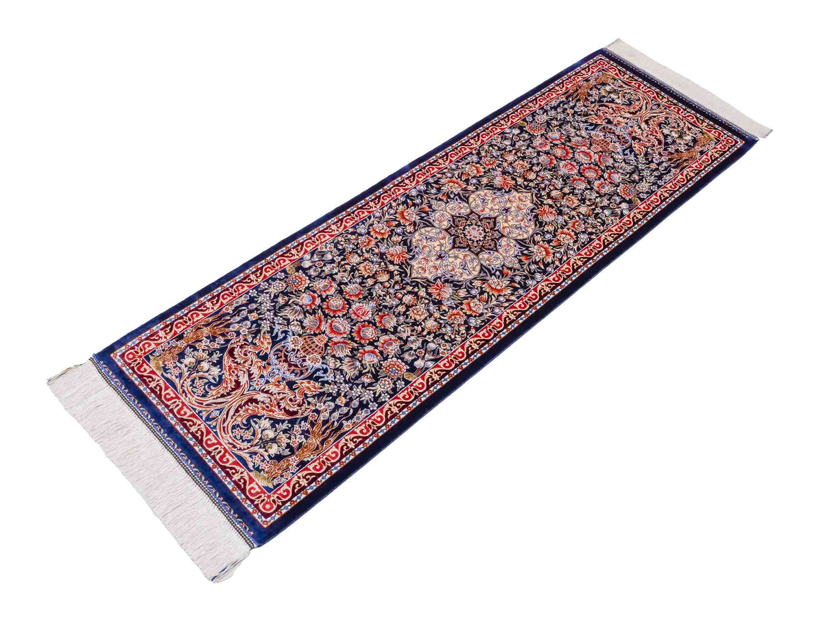 Ghom Läufer-Maschinenteppich "Shahmaran" 150 x 50 cm aus pflanzlicher Seide (Viskose) mit Medaillon, Marineblau. Teppichnummer: V83NY075H. Persian Luxury Collection by Khademi. Made in Iran / Persia – Vertrieb durch JUPITER Intl.
