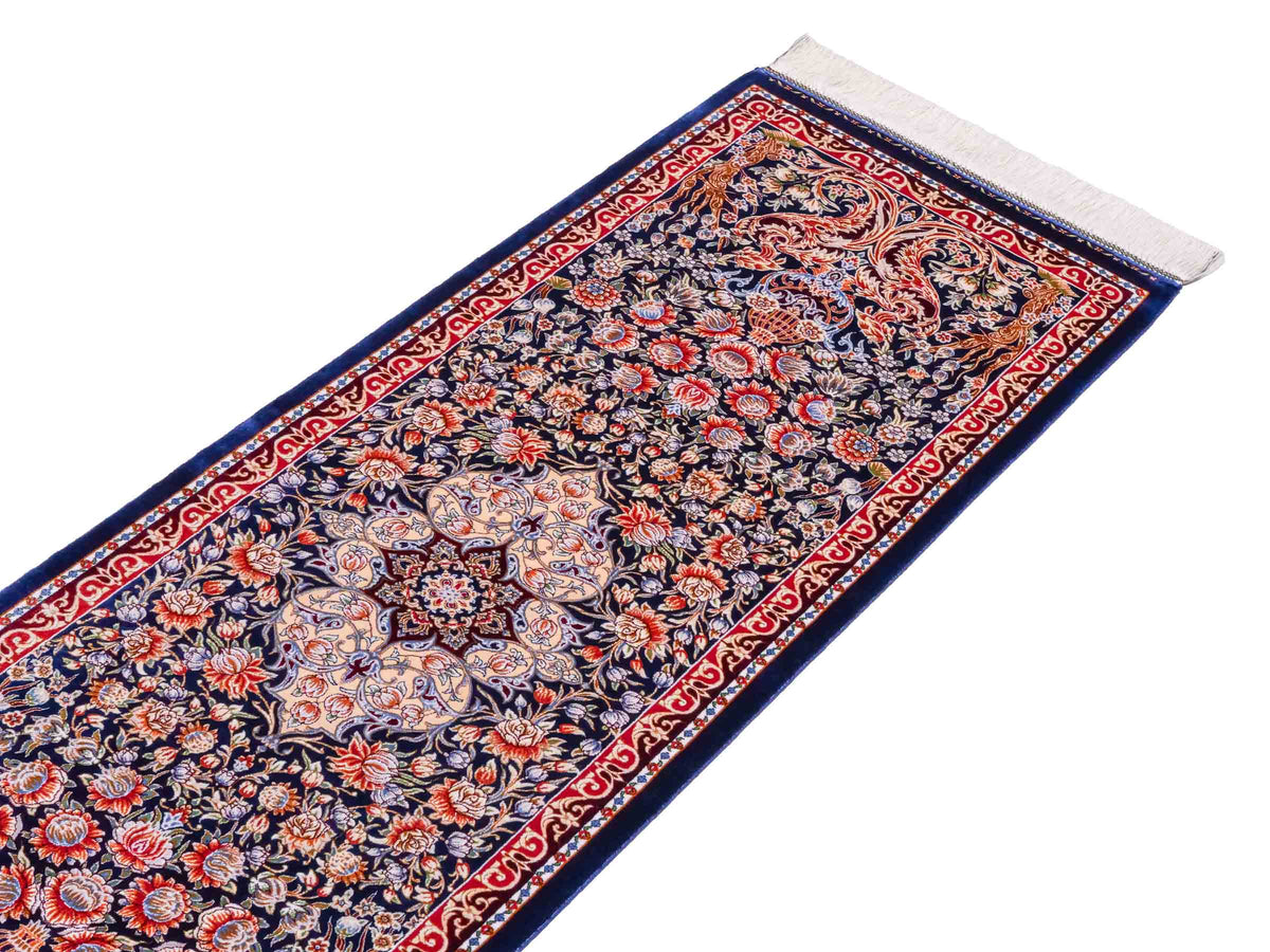 Ghom Läufer-Maschinenteppich "Shahmaran" 150 x 50 cm aus pflanzlicher Seide (Viskose) mit Medaillon, Marineblau. Teppichnummer: V83NY075H. Persian Luxury Collection by Khademi. Made in Iran / Persia – Vertrieb durch JUPITER Intl.