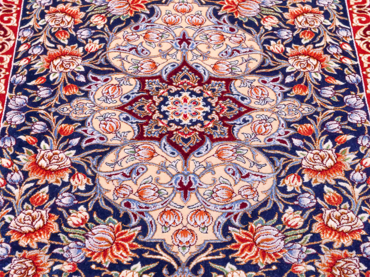 Ghom Läufer-Maschinenteppich "Shahmaran" 150 x 50 cm aus pflanzlicher Seide (Viskose) mit Medaillon, Marineblau. Teppichnummer: V83NY075H. Persian Luxury Collection by Khademi. Made in Iran / Persia – Vertrieb durch JUPITER Intl.