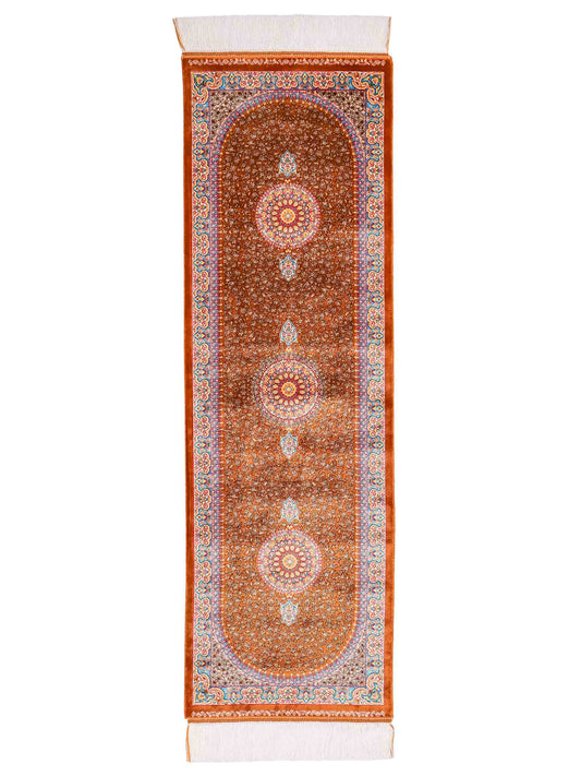 Ghom Läufer-Maschinenteppich "Shamshir" 150 x 50 cm aus pflanzlicher Seide (Viskose) mit Medaillon, Braun. Teppichnummer: V84WN075H. Persian Luxury Collection by Khademi. Made in Iran / Persia – Vertrieb durch JUPITER Intl.