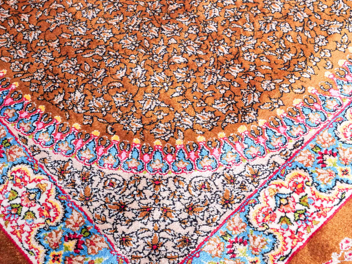 Ghom Läufer-Maschinenteppich "Shamshir" 150 x 50 cm aus pflanzlicher Seide (Viskose) mit Medaillon, Braun. Teppichnummer: V84WN075H. Persian Luxury Collection by Khademi. Made in Iran / Persia – Vertrieb durch JUPITER Intl.