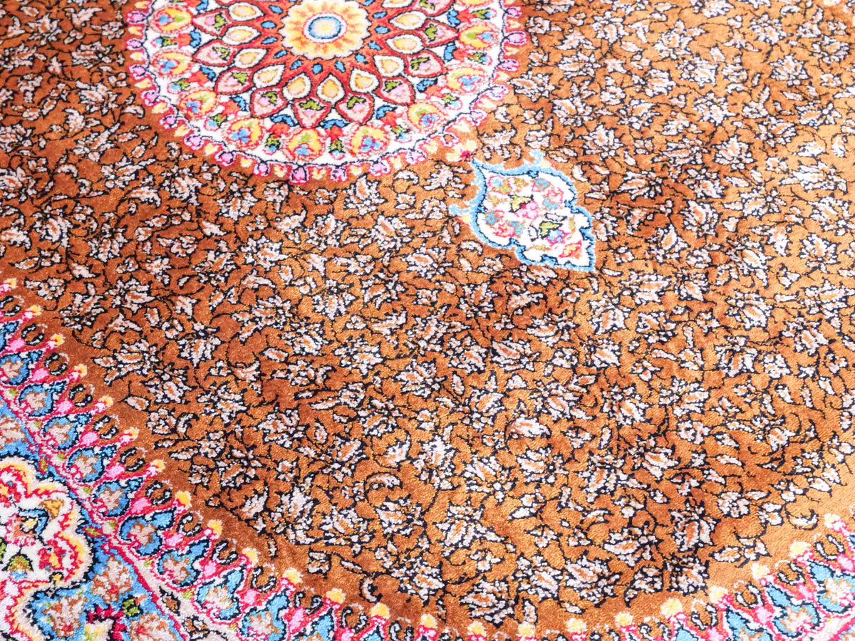 Ghom Läufer-Maschinenteppich "Shamshir" 150 x 50 cm aus pflanzlicher Seide (Viskose) mit Medaillon, Braun. Teppichnummer: V84WN075H. Persian Luxury Collection by Khademi. Made in Iran / Persia – Vertrieb durch JUPITER Intl.