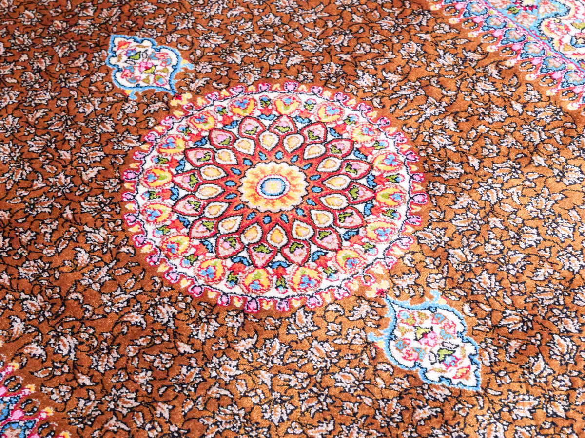 Ghom Läufer-Maschinenteppich "Shamshir" 150 x 50 cm aus pflanzlicher Seide (Viskose) mit Medaillon, Braun. Teppichnummer: V84WN075H. Persian Luxury Collection by Khademi. Made in Iran / Persia – Vertrieb durch JUPITER Intl.