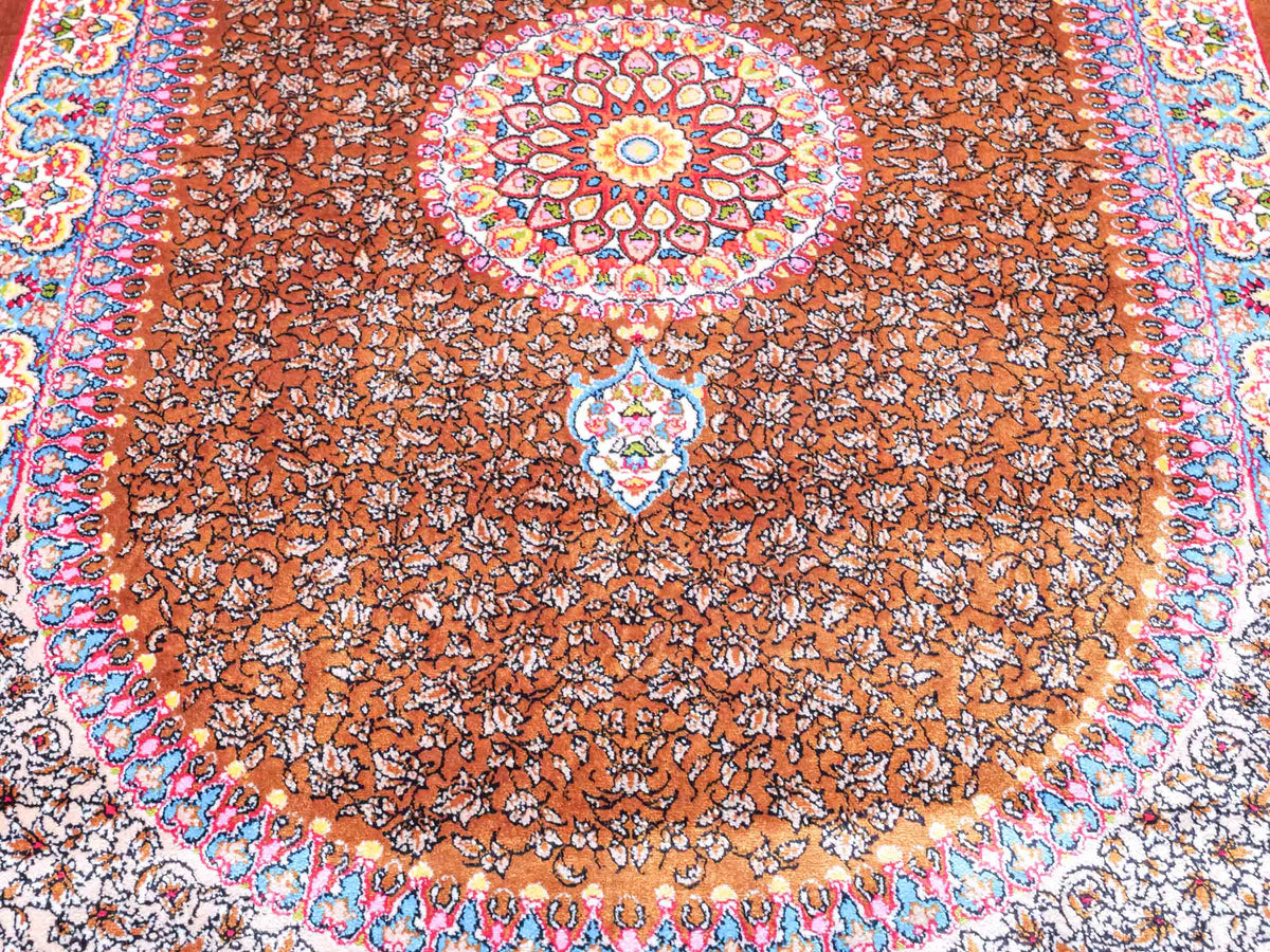 Ghom Läufer-Maschinenteppich "Shamshir" 150 x 50 cm aus pflanzlicher Seide (Viskose) mit Medaillon, Braun. Teppichnummer: V84WN075H. Persian Luxury Collection by Khademi. Made in Iran / Persia – Vertrieb durch JUPITER Intl.