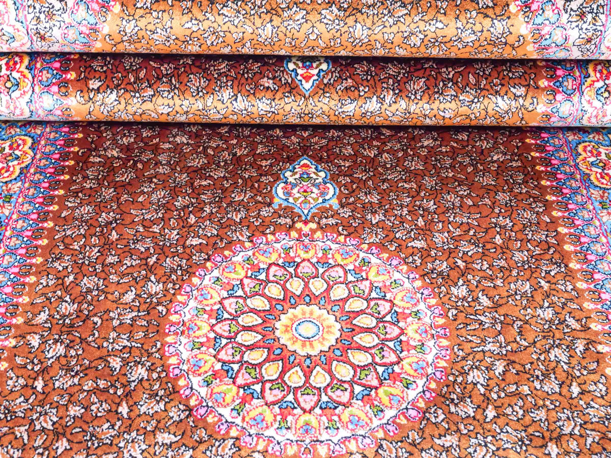 Ghom Läufer-Maschinenteppich "Shamshir" 150 x 50 cm aus pflanzlicher Seide (Viskose) mit Medaillon, Braun. Teppichnummer: V84WN075H. Persian Luxury Collection by Khademi. Made in Iran / Persia – Vertrieb durch JUPITER Intl.