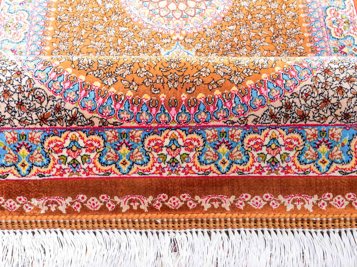 Ghom Läufer-Maschinenteppich "Shamshir" 150 x 50 cm aus pflanzlicher Seide (Viskose) mit Medaillon, Braun. Teppichnummer: V84WN075H. Persian Luxury Collection by Khademi. Made in Iran / Persia – Vertrieb durch JUPITER Intl.